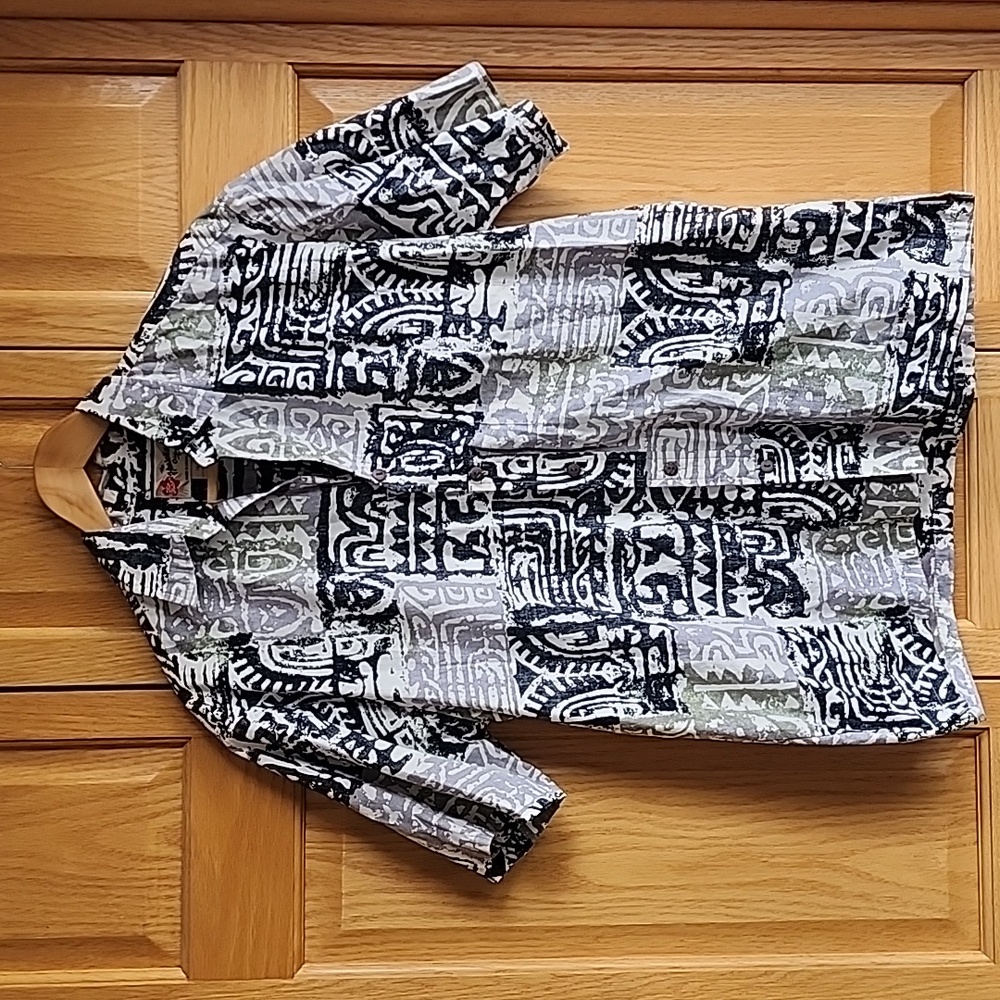 Vintage Hilo Hattie size Medium Hawaiian Aloha shirt